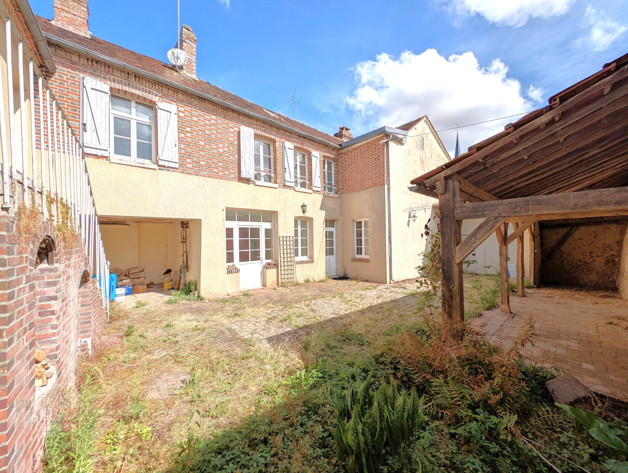 Maison ancienne avec 5 chambres au centre de la Ferté Loupiè
