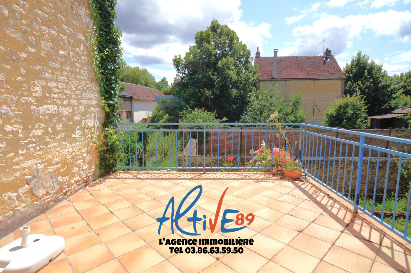 Maison au centre d'Aillant-Sur-Tholon, tous commerces avec g