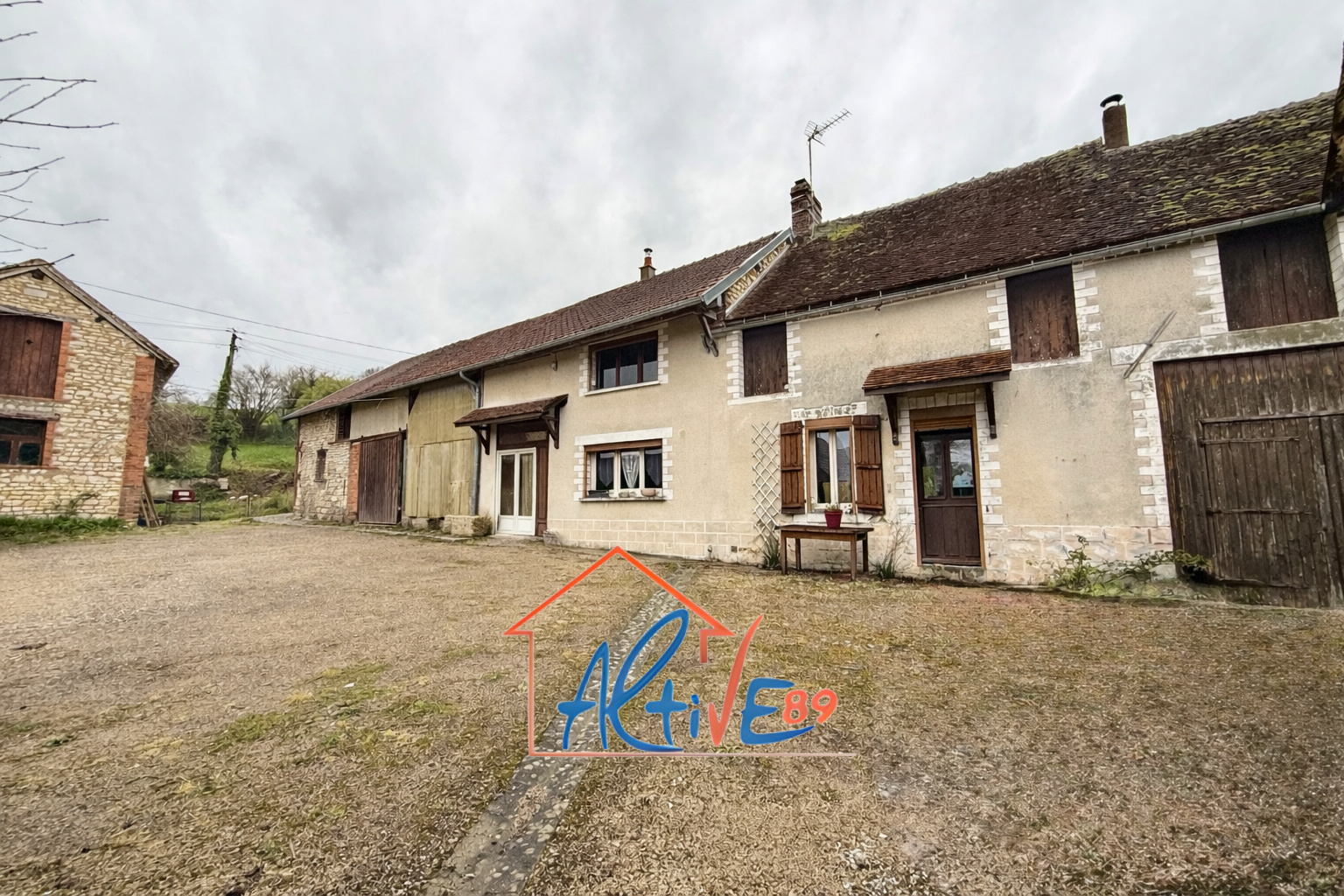 Maison ancienne avec dépendances à Merry la Vallée