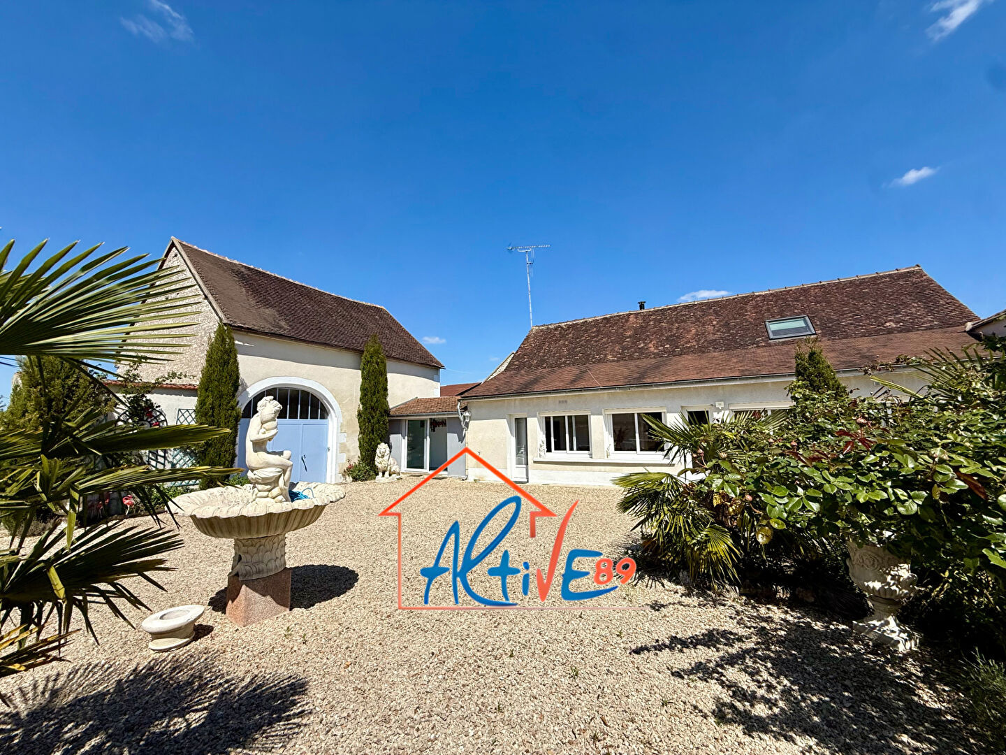 Maison ancienne de 144m2 à Charmoy.