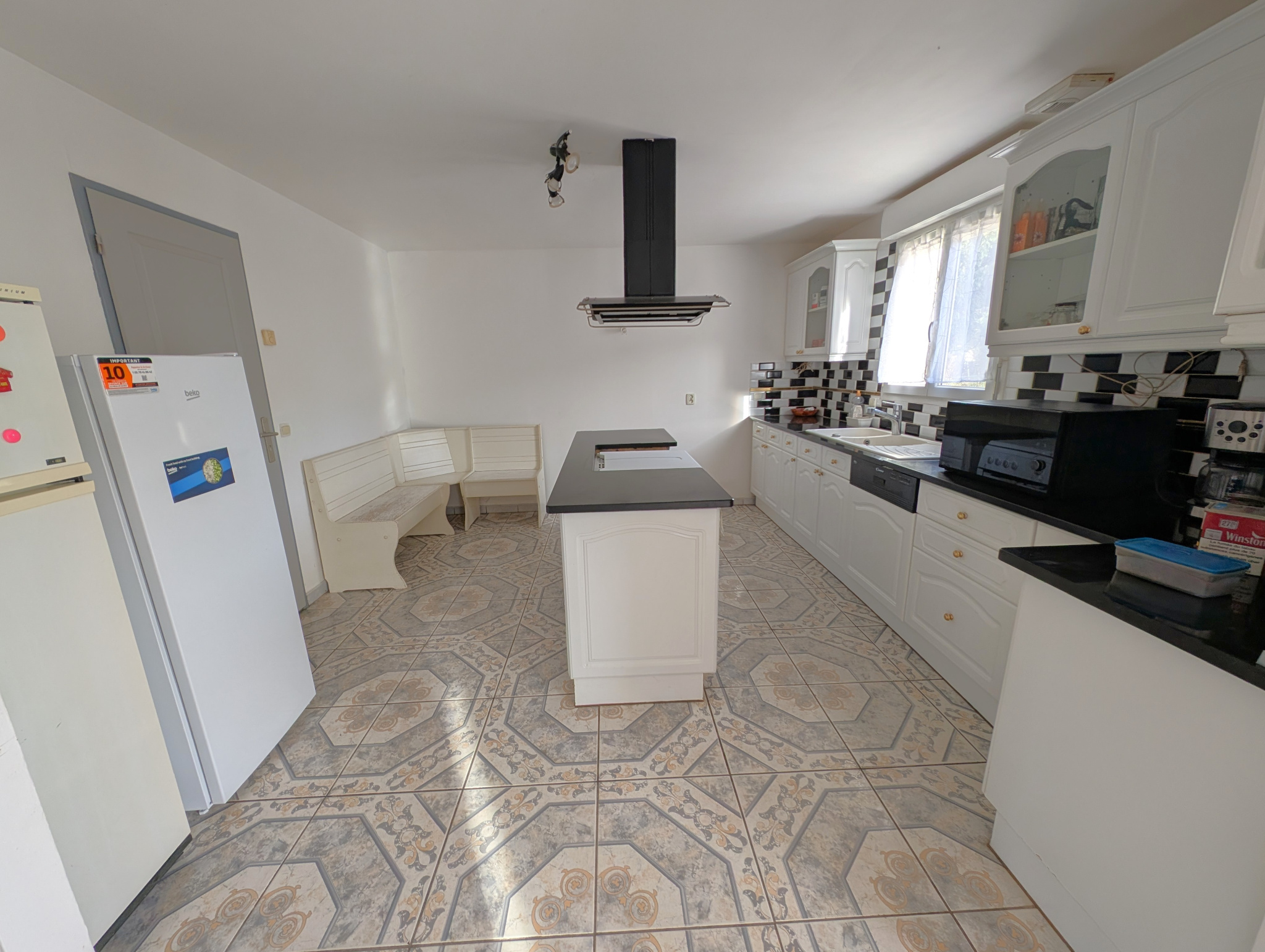 Villiers-Sur-Tholon pavillon de 225m2 habitable sur jardin d