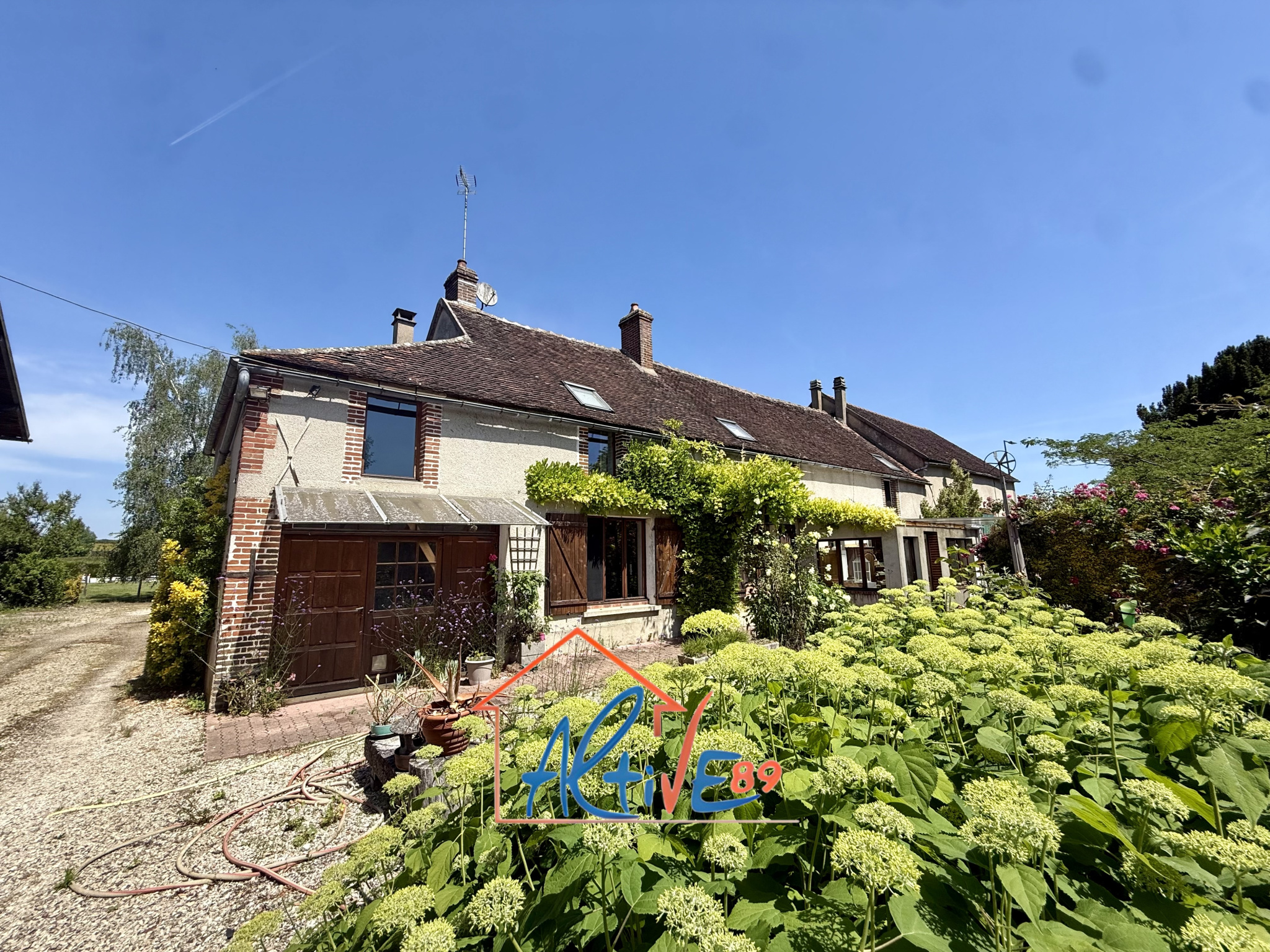 Maison ancienne avec dépendances et grand jardin à Esnon
